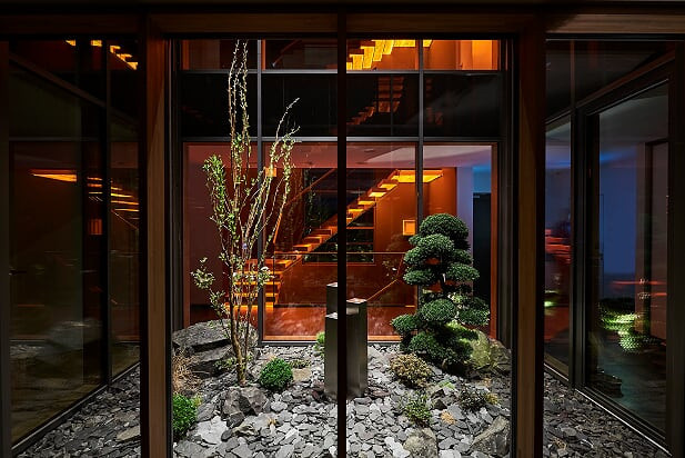 Консольная лестница с инновационной встроенной подсветкой