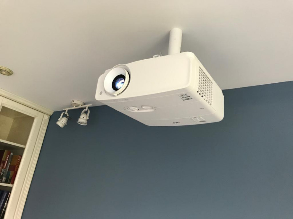 Кинотеатральный проектор JVC белого цвета