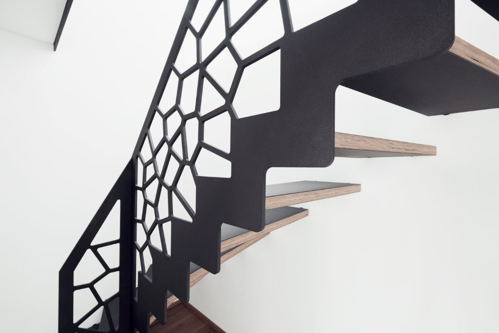 Консольная лестница в темных тонах с балюстрадой в виде Диаграммы Вороного