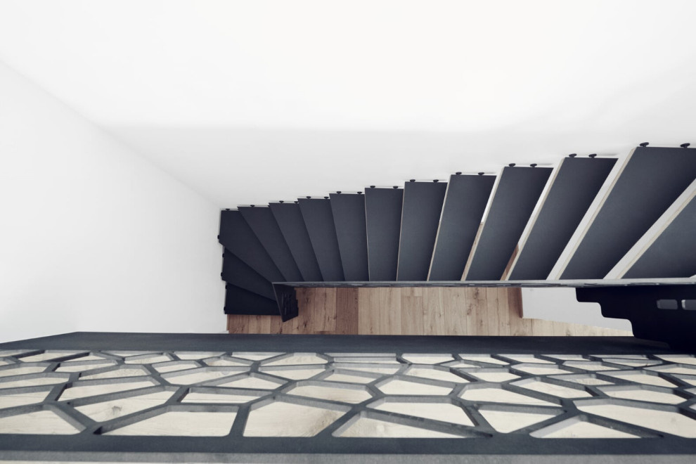 Консольная лестница в темных тонах с балюстрадой в виде Диаграммы Вороного