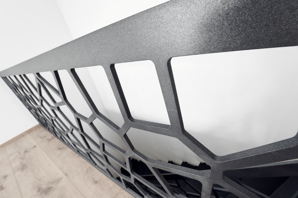 Консольная лестница в темных тонах с балюстрадой в виде Диаграммы Вороного