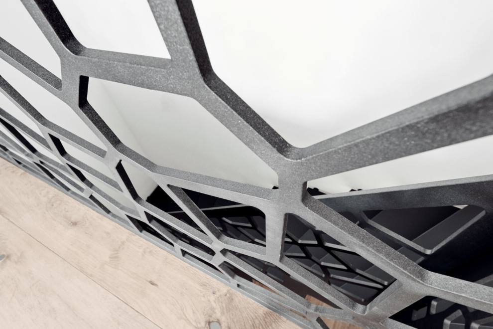 Консольная лестница в темных тонах с балюстрадой в виде Диаграммы Вороного