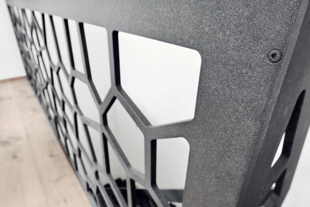 Консольная лестница в темных тонах с балюстрадой в виде Диаграммы Вороного