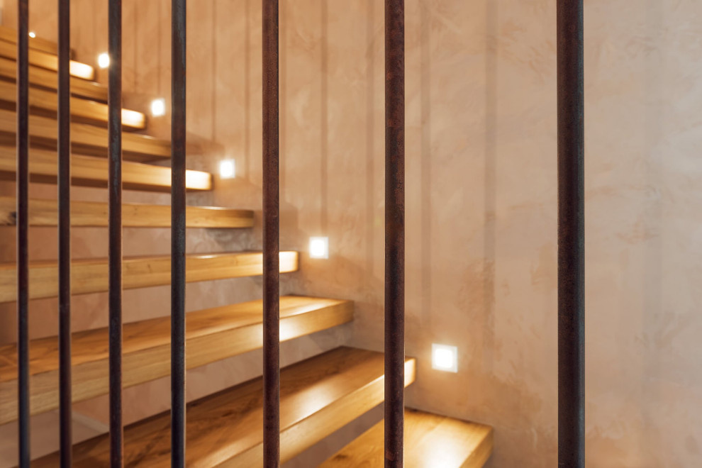 Консольная лестница с элементами ржавчины