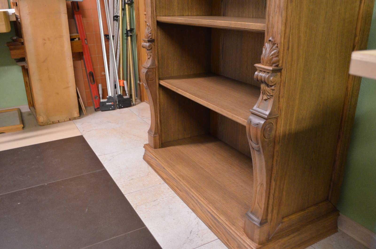 Книжный шкаф