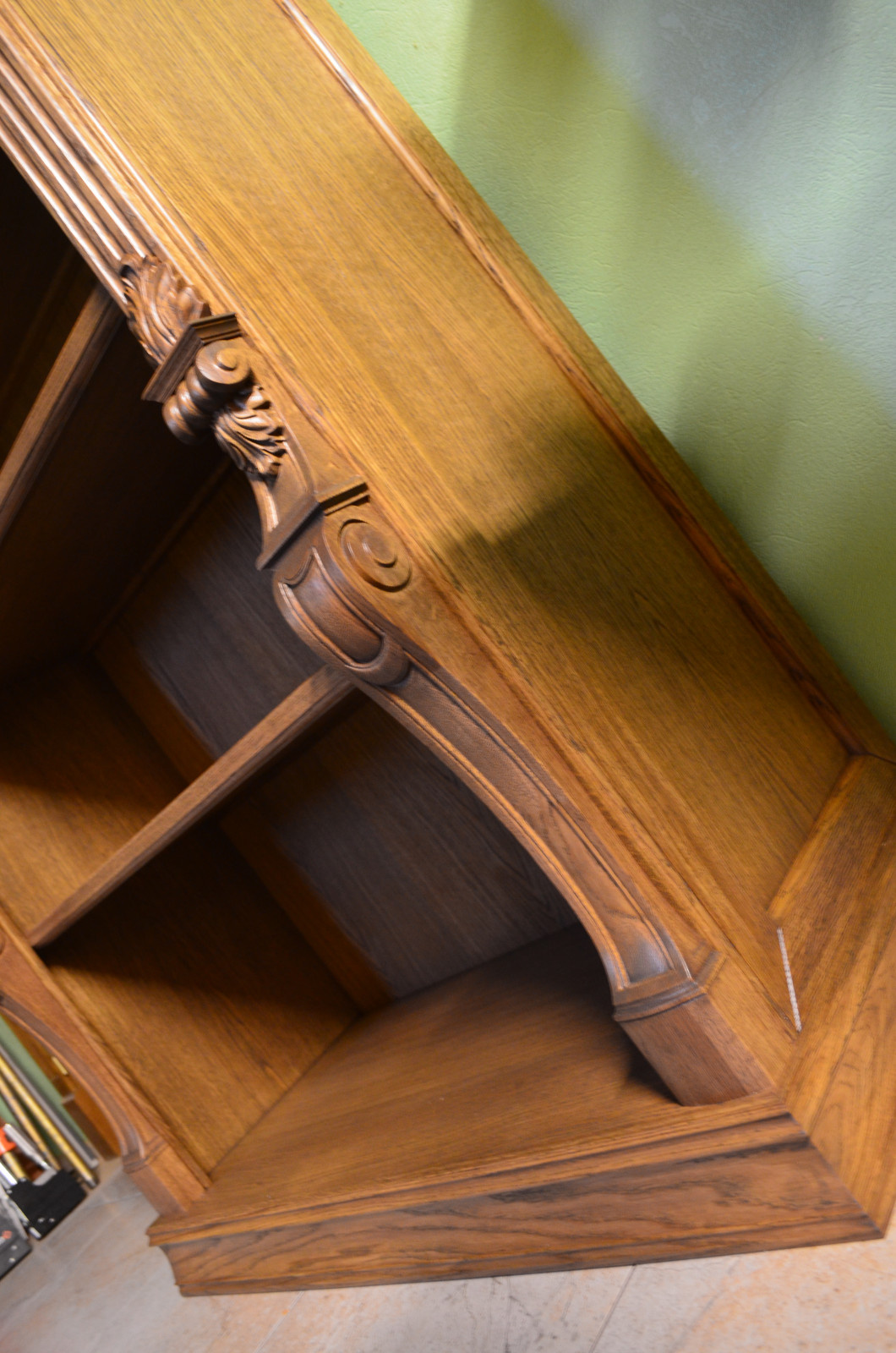 Книжный шкаф