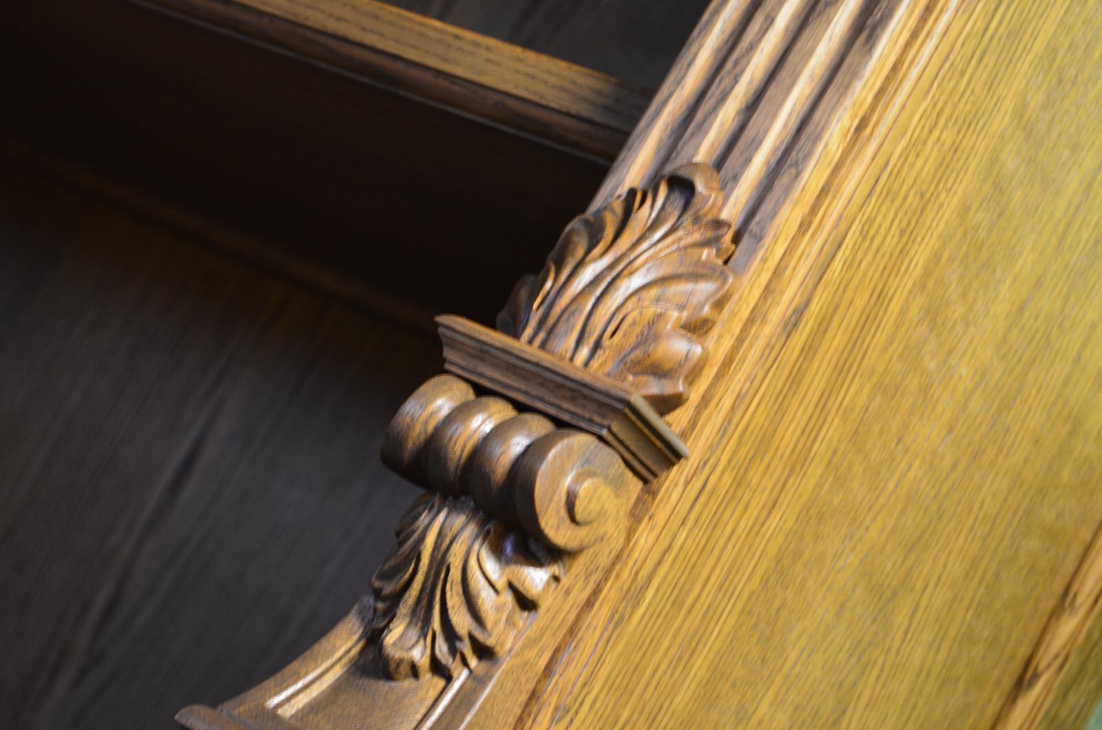 Книжный шкаф