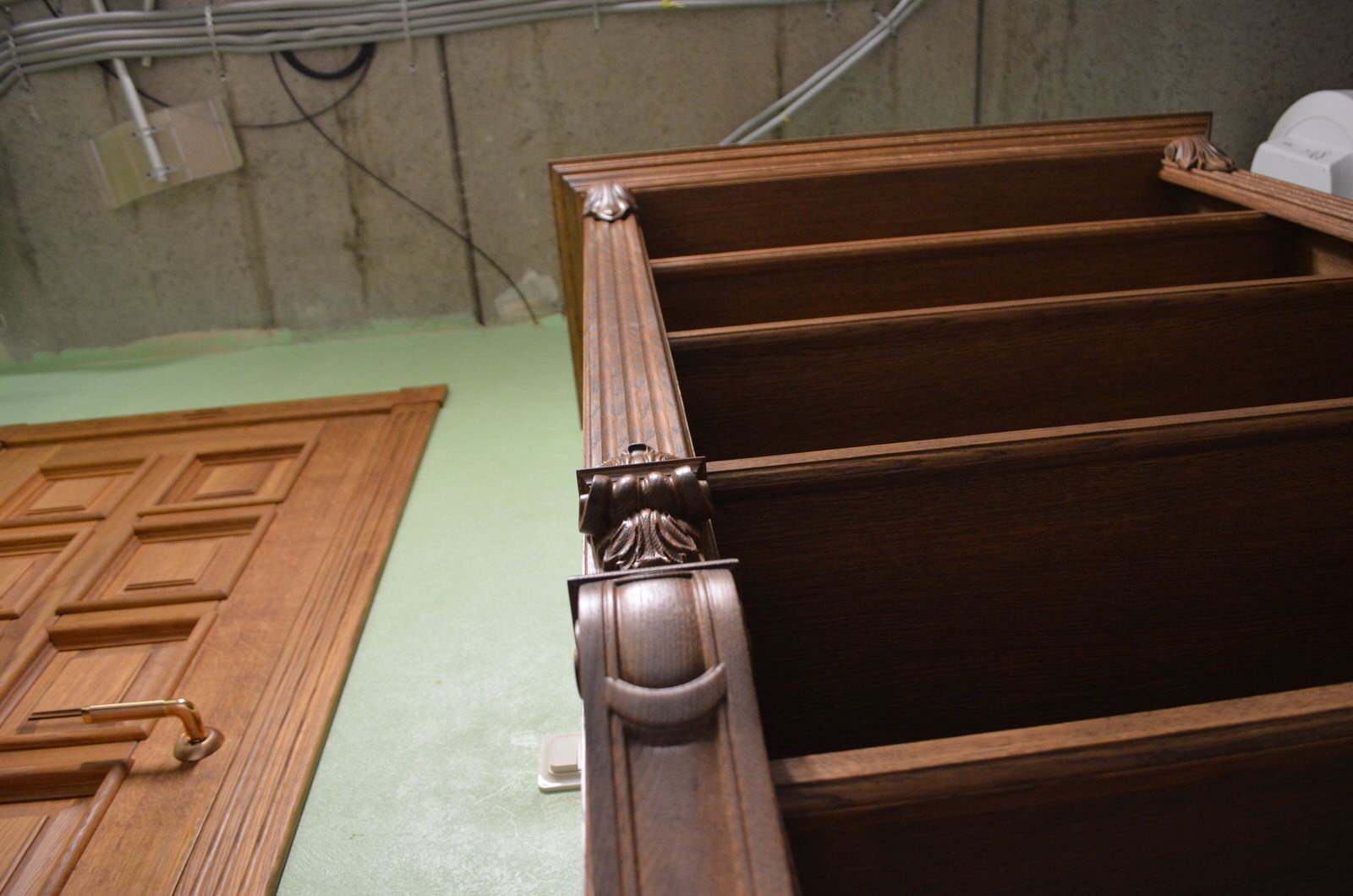 Книжный шкаф