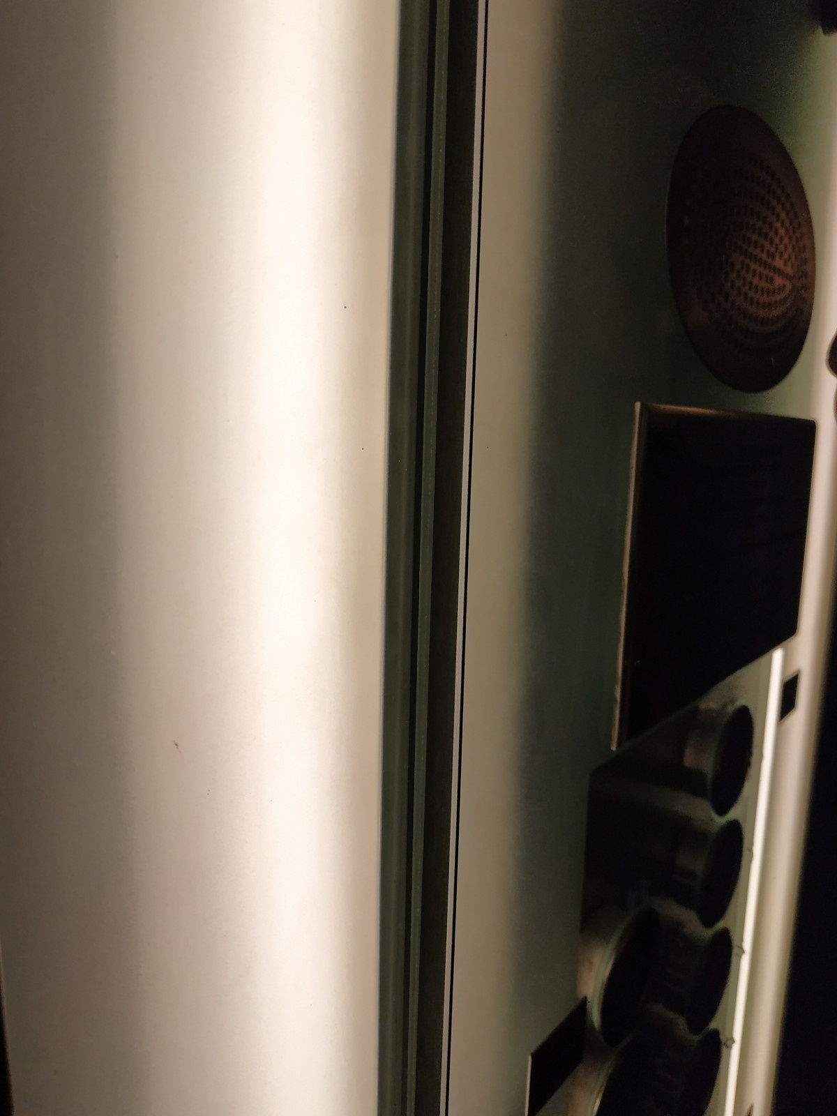 Зеркаль телевизор в двух лифтах отеля The Ritz-Carlton