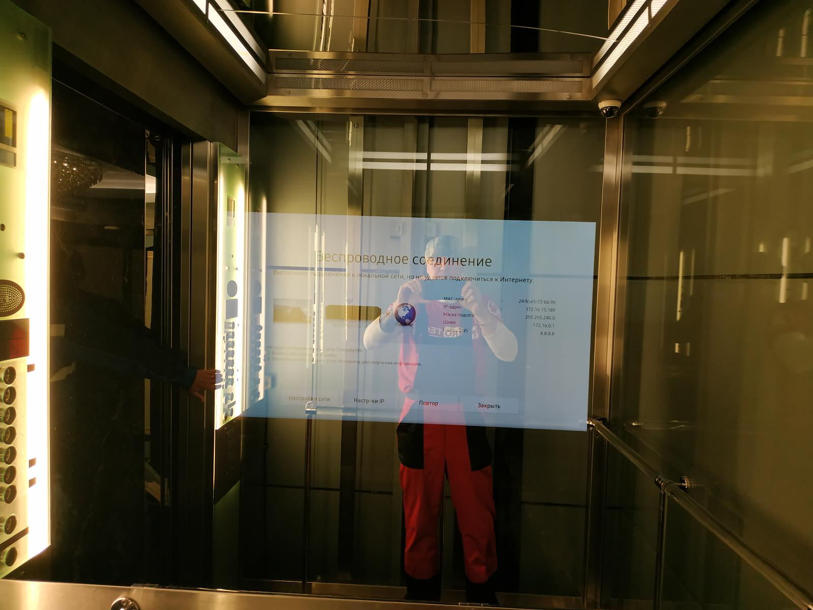 Зеркаль телевизор в двух лифтах отеля The Ritz-Carlton