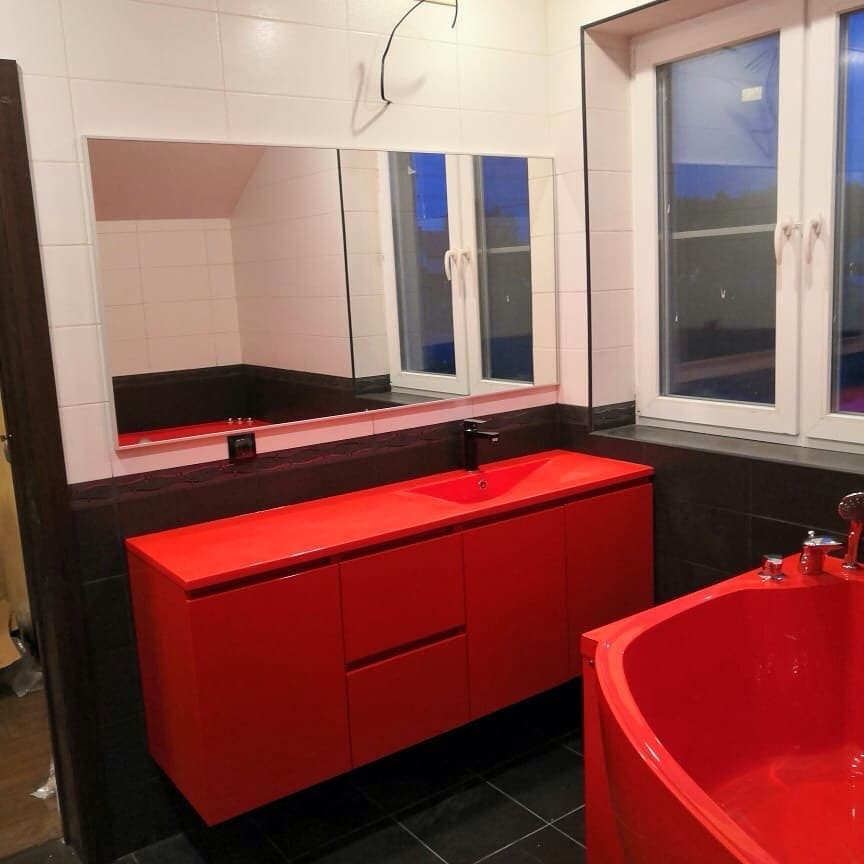 Сантехника красная