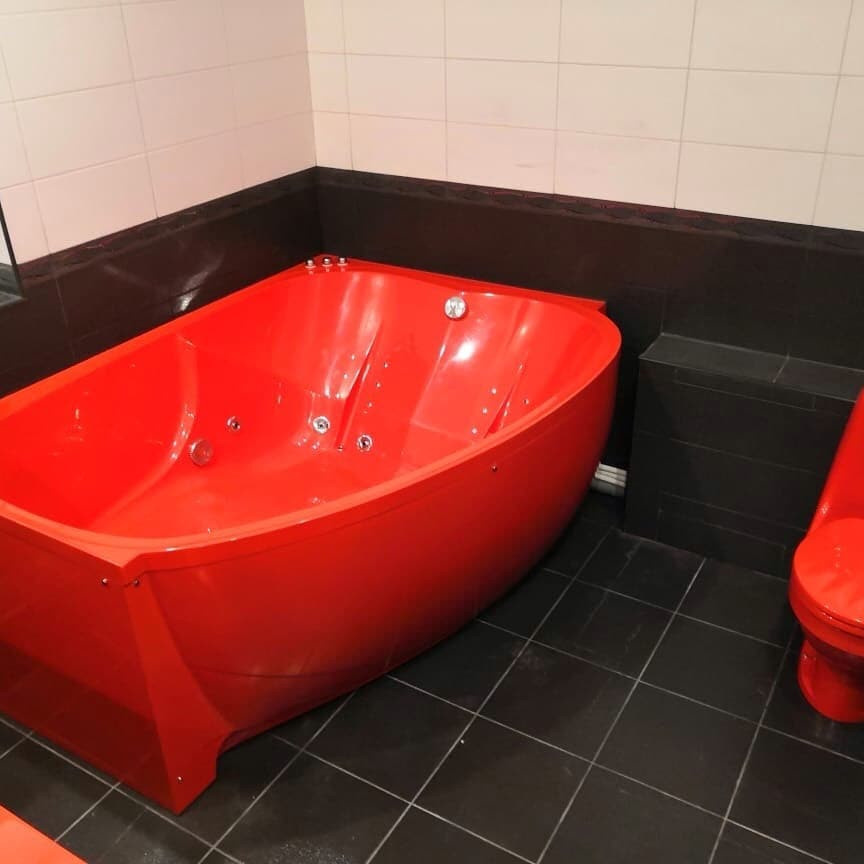 Сантехника красная