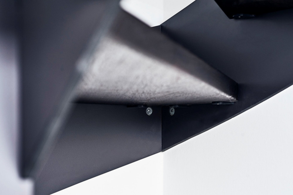 Консольная лестница в темных тонах