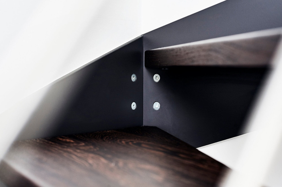 Консольная лестница в темных тонах