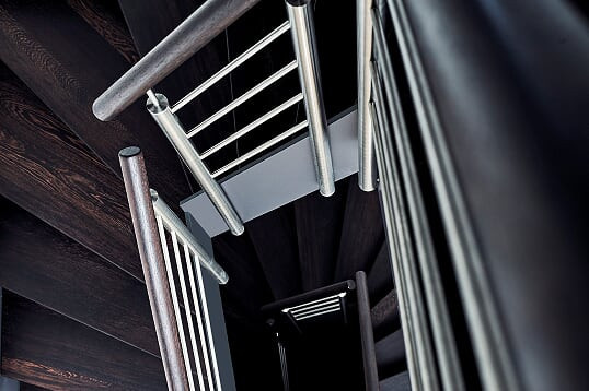 Консольная лестница в темных тонах