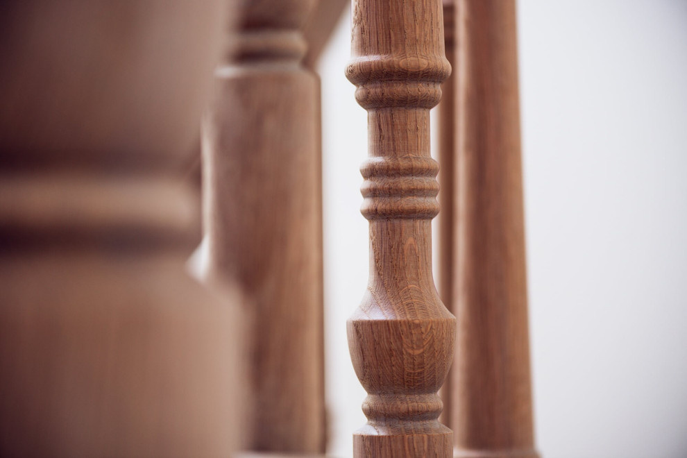 Классическая лестница из дуба с изогнутыми перилами