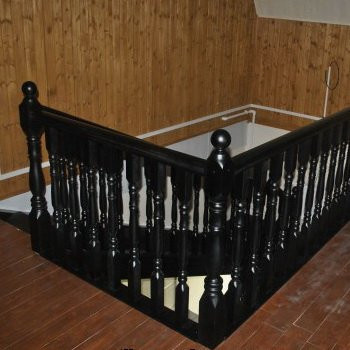 Деревянная лестница из сосны .