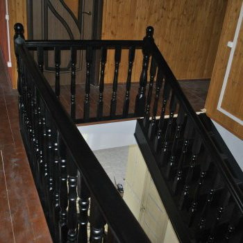 Деревянная лестница из сосны . Отделка бейц и лак HESS