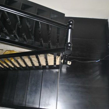 Деревянная лестница из сосны . Отделка бейц и лак HESS