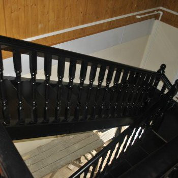 Деревянная лестница из сосны . Отделка бейц и лак HESS