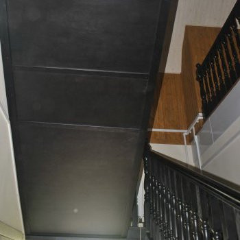 Деревянная лестница из сосны . Отделка бейц и лак HESS