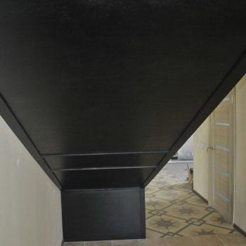 Деревянная лестница из сосны . Отделка бейц и лак HESS