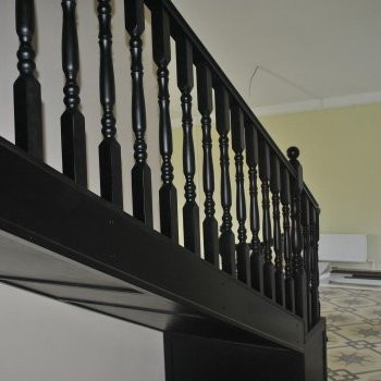 Деревянная лестница из сосны . Отделка бейц и лак HESS