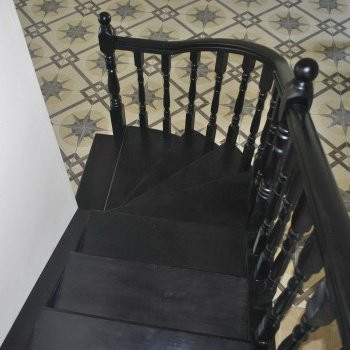 Деревянная лестница из сосны . Отделка бейц и лак HESS