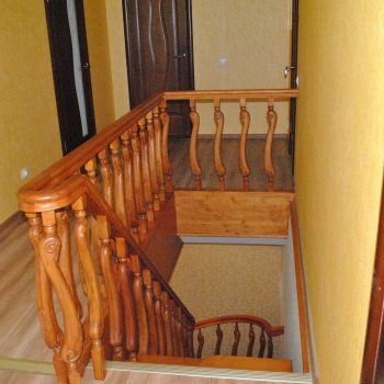 Деревянная лестница из сосны . Отделка бейц и лак HESS