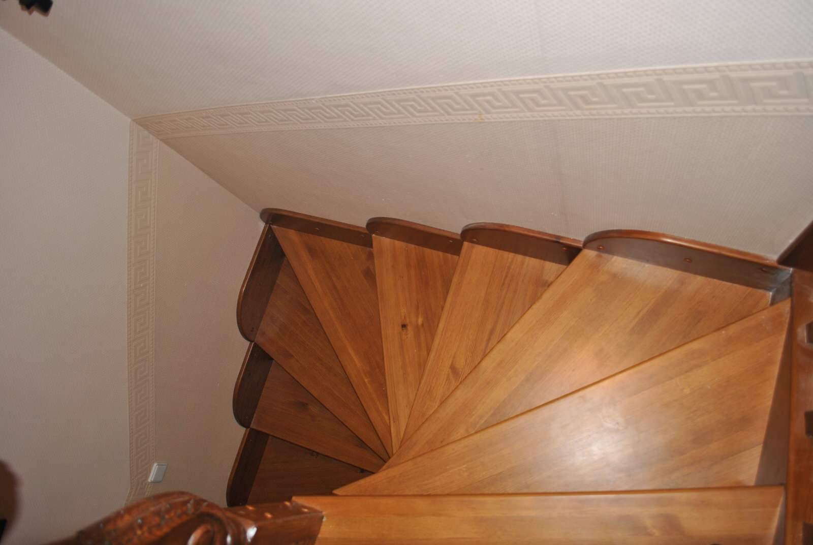 Деревянная лестница из сосны . Отделка бейц и лак HES.