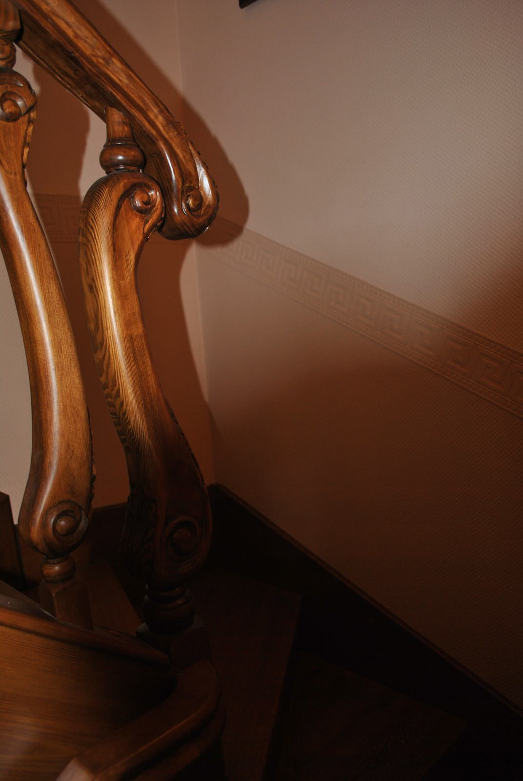 Деревянная лестница из сосны . Отделка бейц и лак HES.