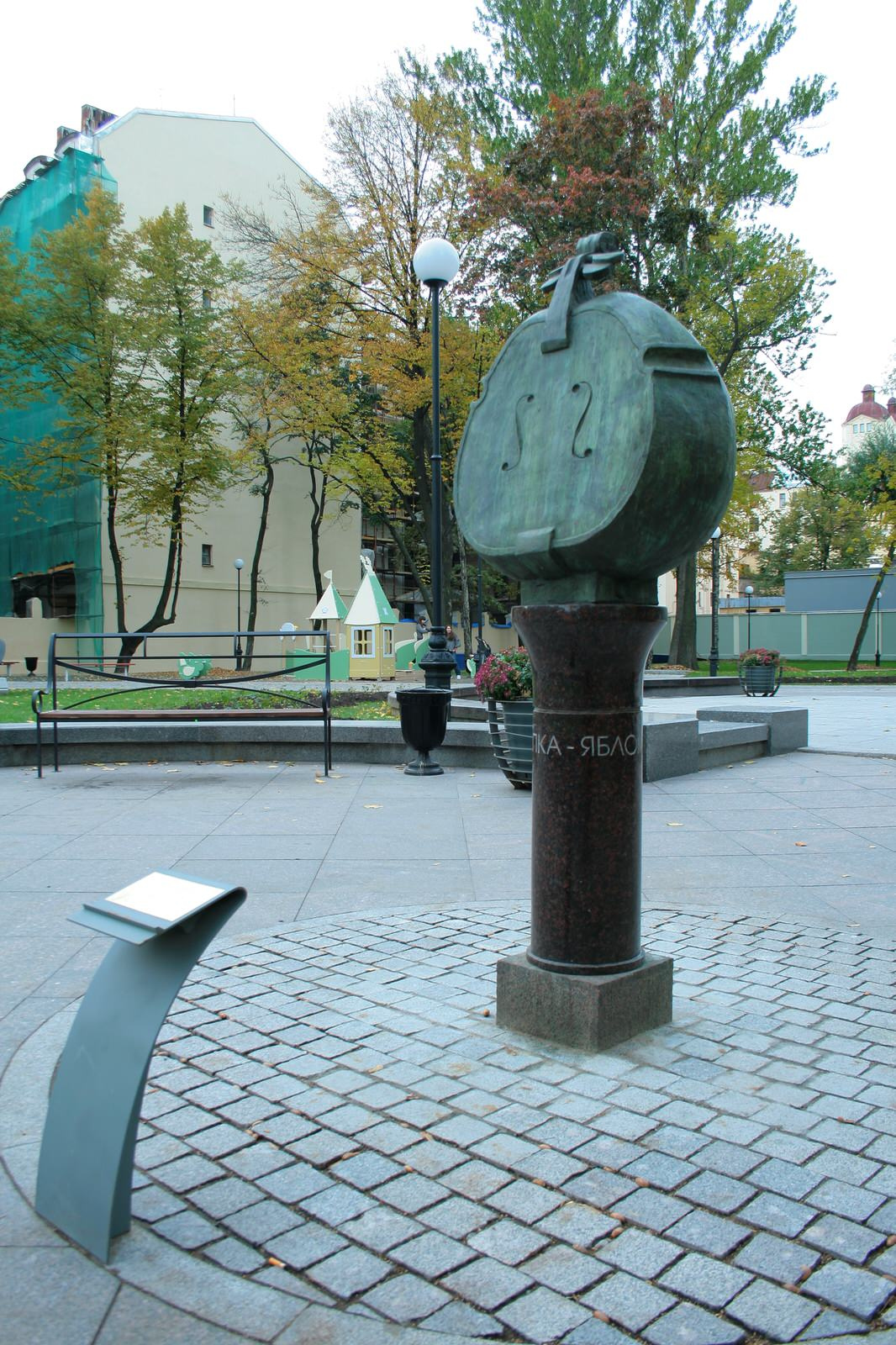 Скульптурный ансамбль «Первая скрипка» для сквера композитора Андрея Петрова