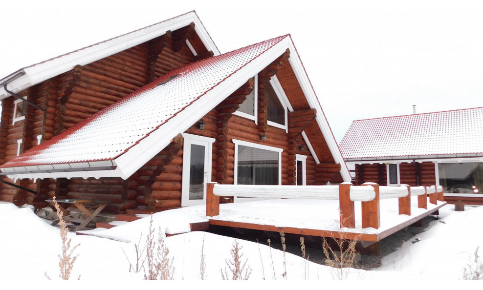 Дом в стиле шале из оцилиндрованного бревна 280 мм