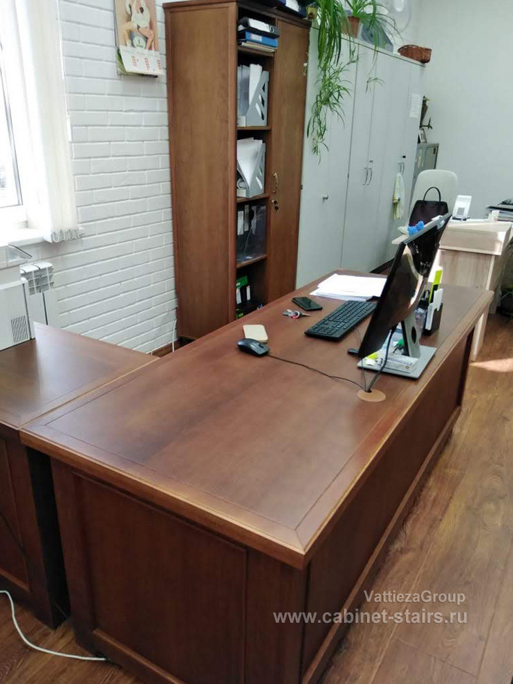 Стол руководителя, брифинг, письменные столы, кабинеты