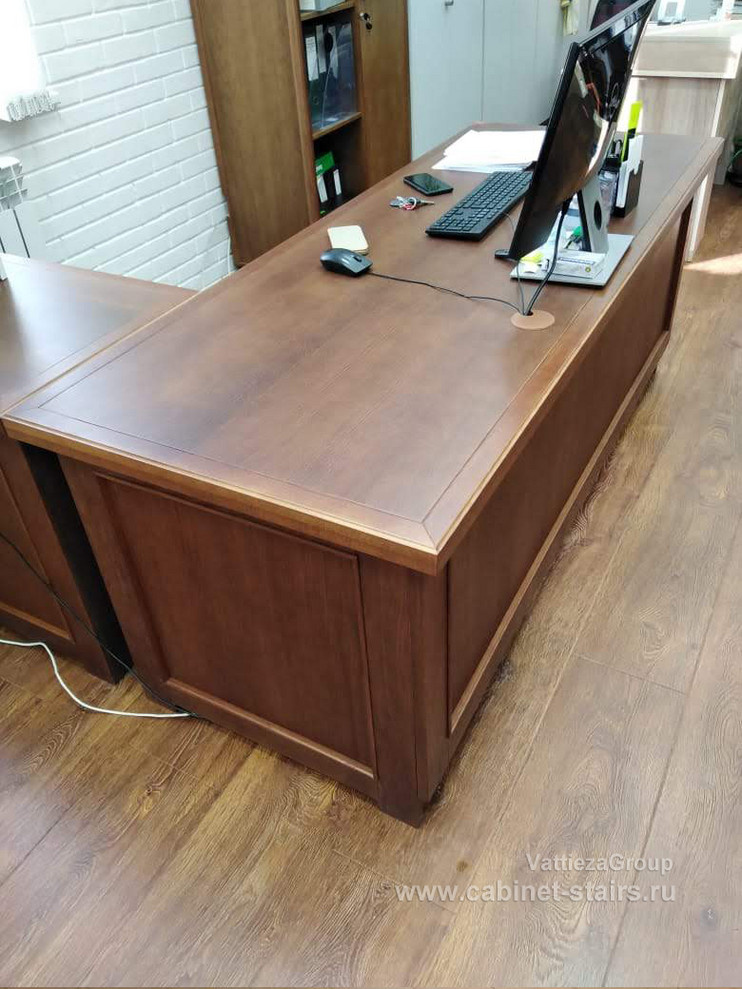 Стол руководителя, брифинг, письменные столы, кабинеты
