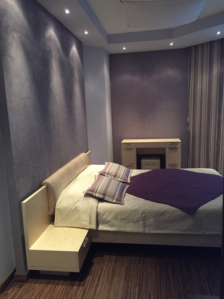 Спальня с фиолетовыми стенами