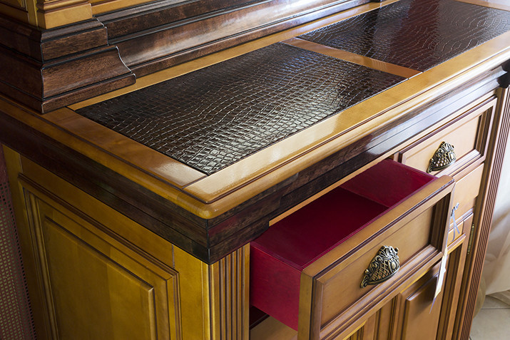 Украшение предметов кожей