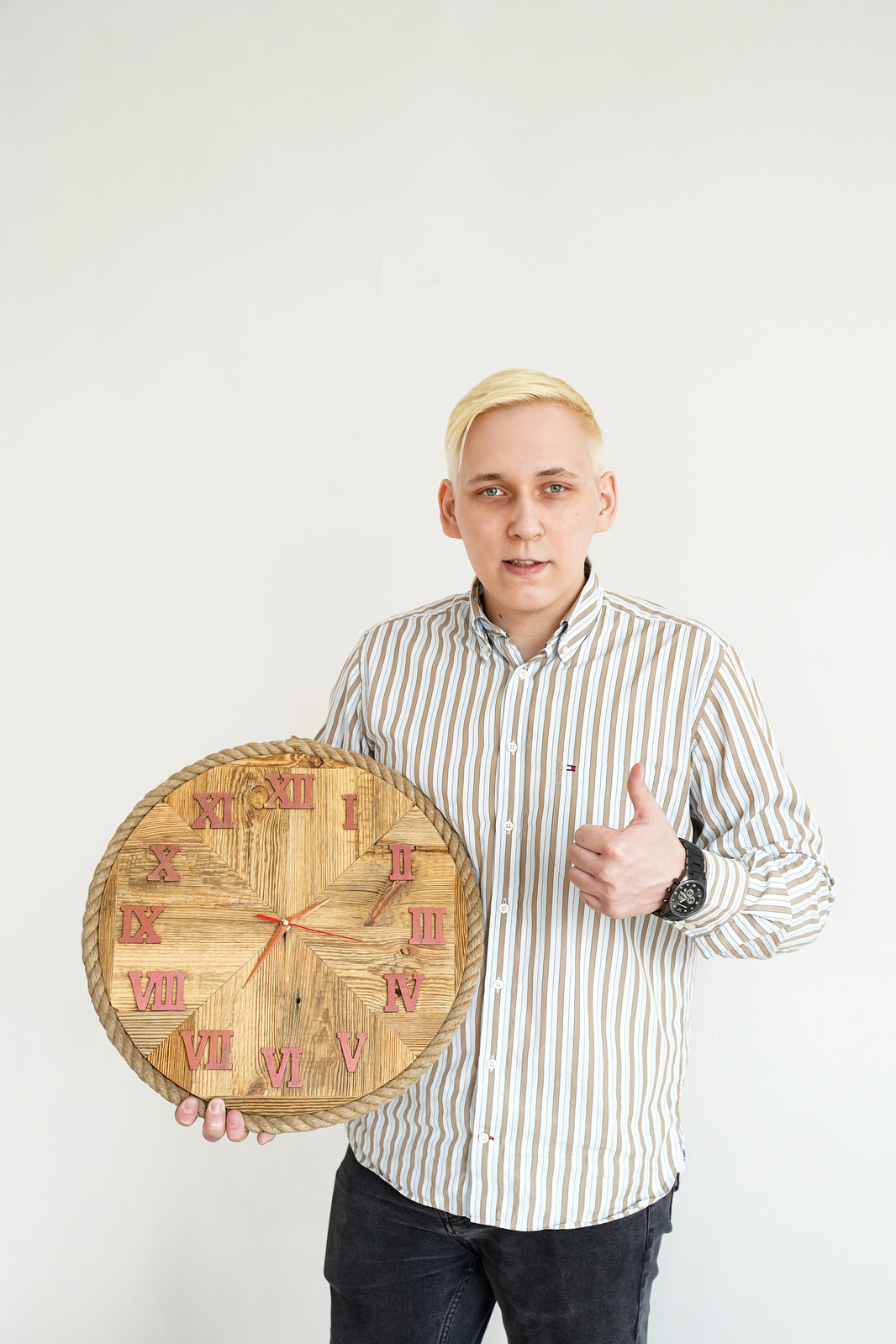 Часы из амбарной доски круглые