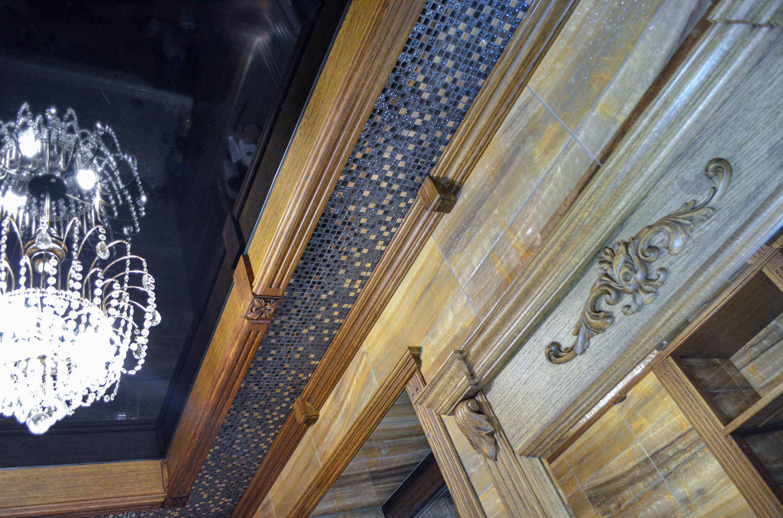 Ванная комната. Потолок, зеркало и тумба под раковину