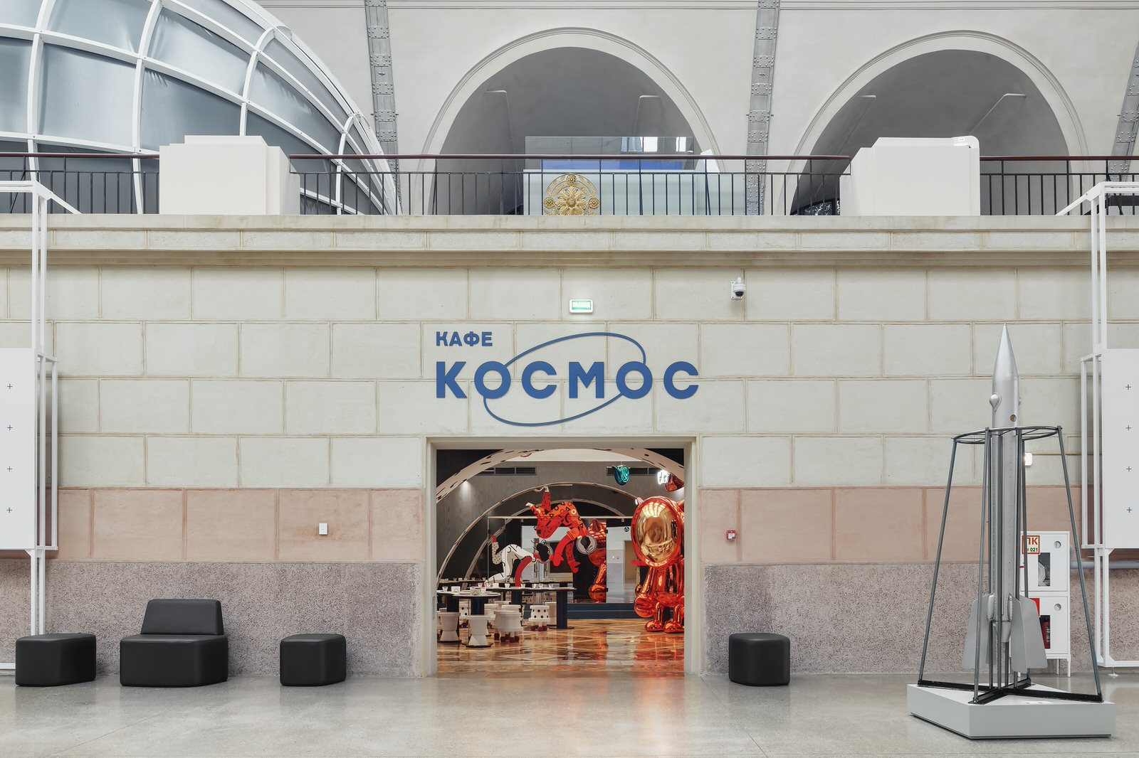 Вызывающе пестрое кафе в духе постмодернизма по проекту сестер Сундуковых