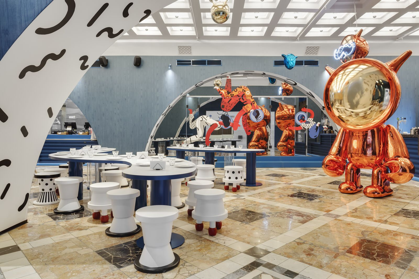 Вызывающе пестрое кафе в духе постмодернизма по проекту сестер Сундуковых