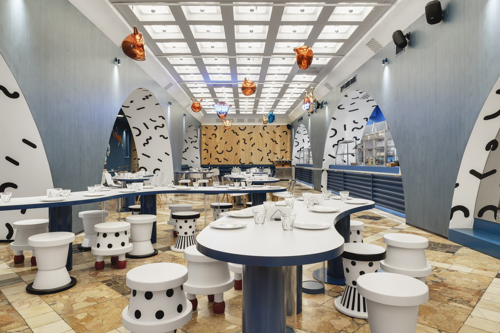 Вызывающе пестрое кафе в духе постмодернизма по проекту сестер Сундуковых