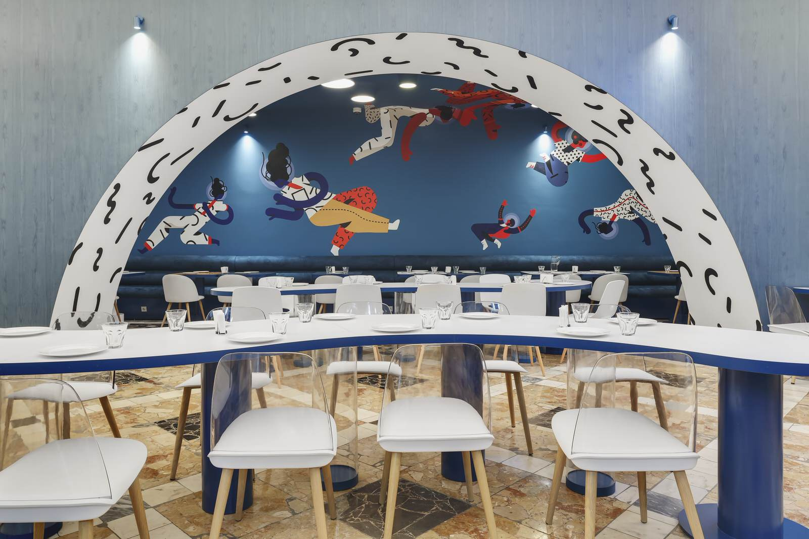 Вызывающе пестрое кафе в духе постмодернизма по проекту сестер Сундуковых