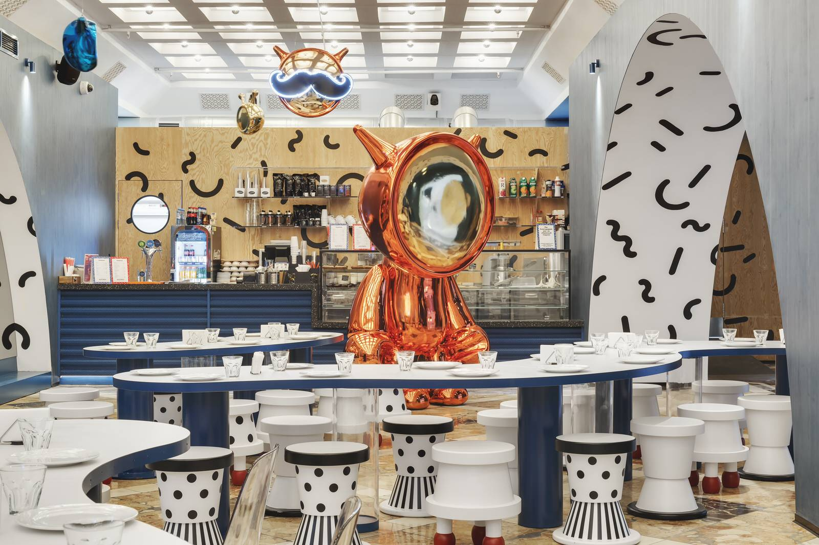 Вызывающе пестрое кафе в духе постмодернизма по проекту сестер Сундуковых