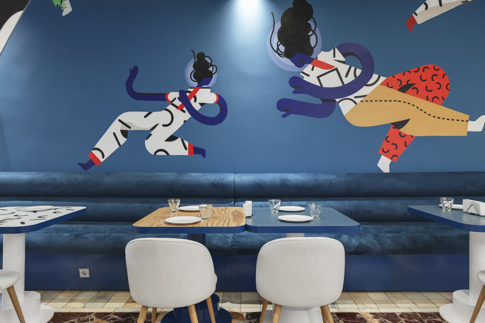 Вызывающе пестрое кафе в духе постмодернизма по проекту сестер Сундуковых