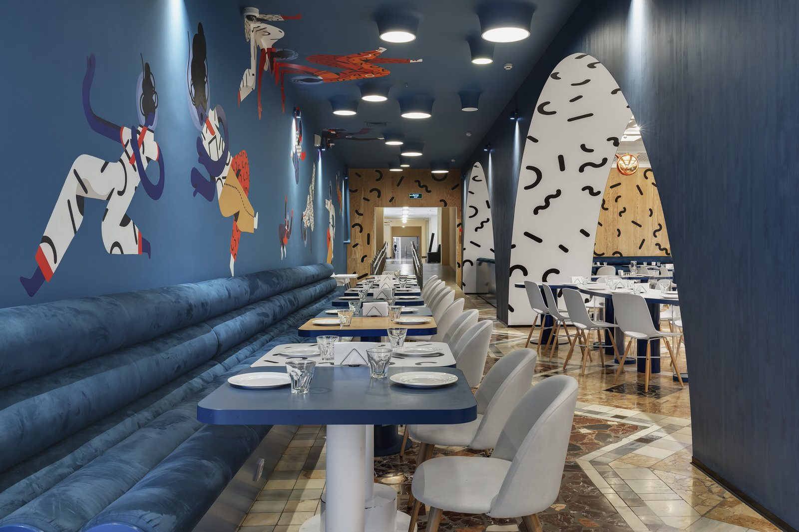 Вызывающе пестрое кафе в духе постмодернизма по проекту сестер Сундуковых