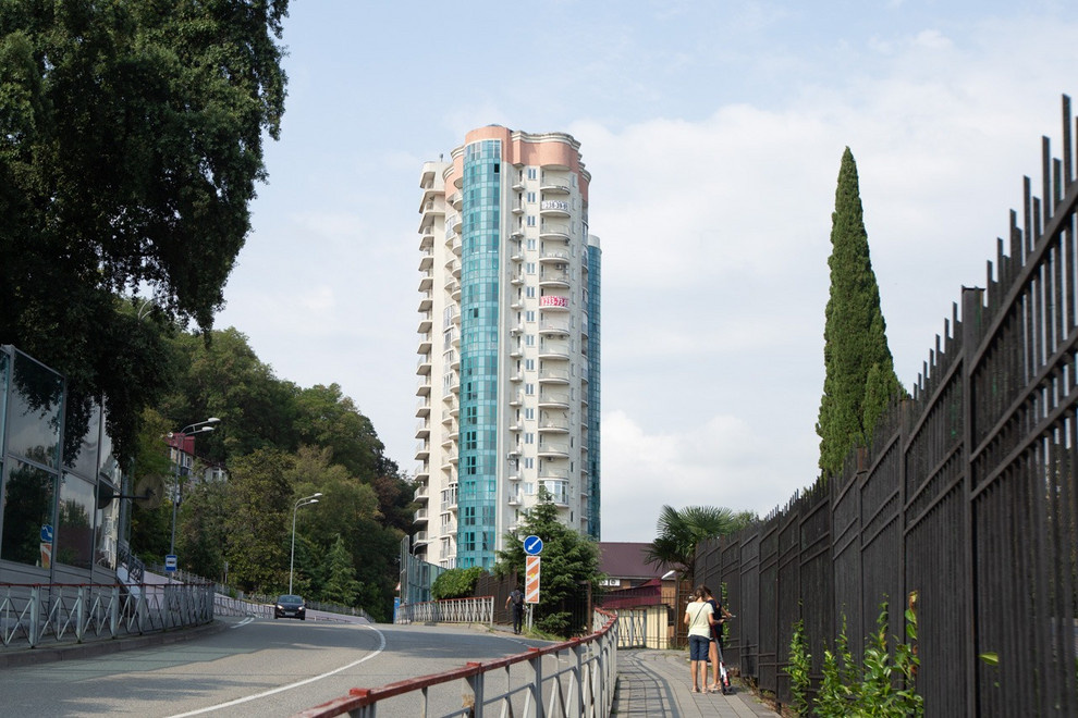 Дом в Сочи ул.Фабрициуса 7 с одной стороны граничит с Дендропарком