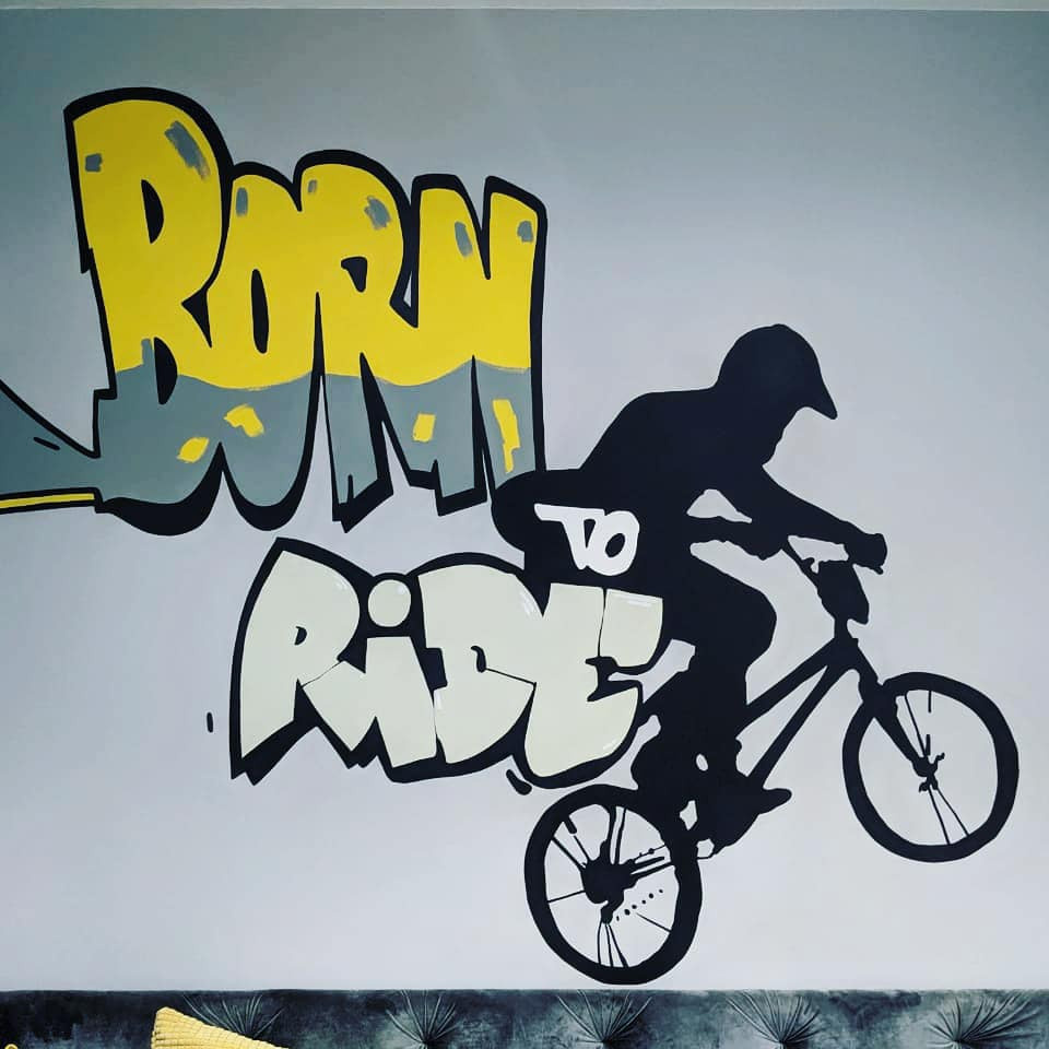 Граффити в комнате подростка