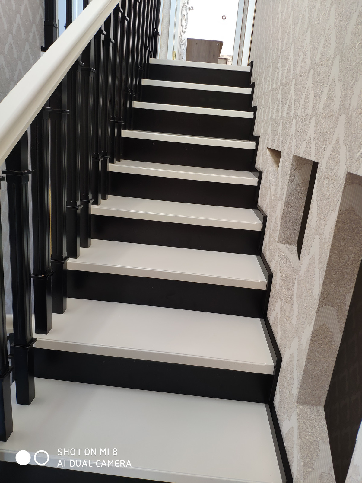 Лестница в контрастном стиле