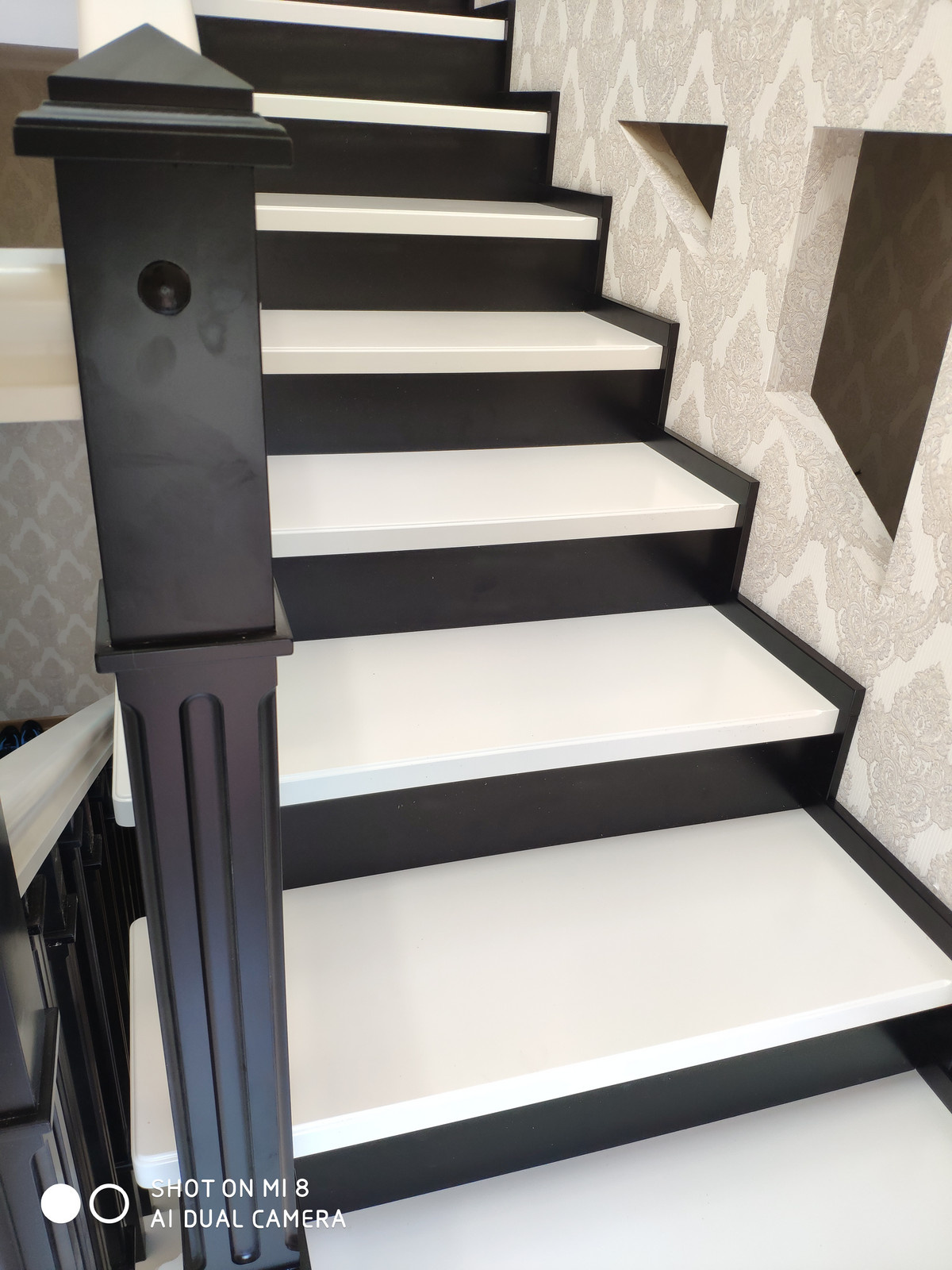 Лестница в контрастном стиле